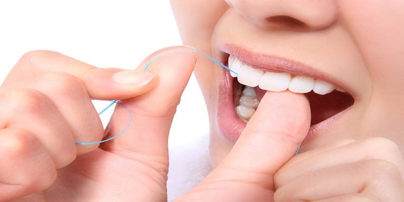 نخ دندان را باید پس یا پیش از مسواک کشید؟